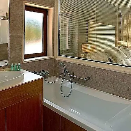 Villa Olhos De Agua Sleeps 8 Pool Air Con Wifi *